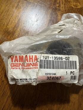 1uy-13586-02 Yamaha Carb Manifold